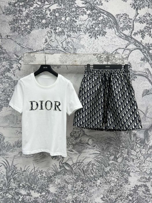 Костюм женский