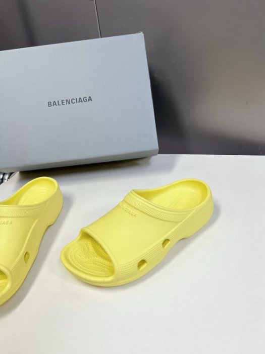 Шлепанцы женские фото 3