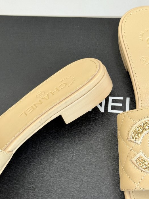 Шлепанцы женские фото 6