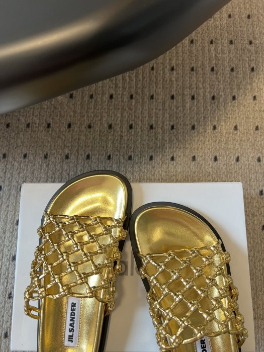 Шльопанці жіночі фото 8