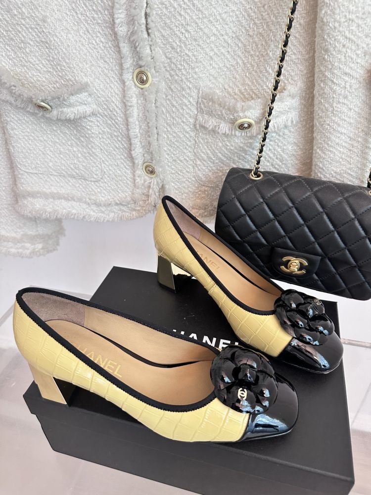 Shoes women's beige leather on металическом heel фото 3