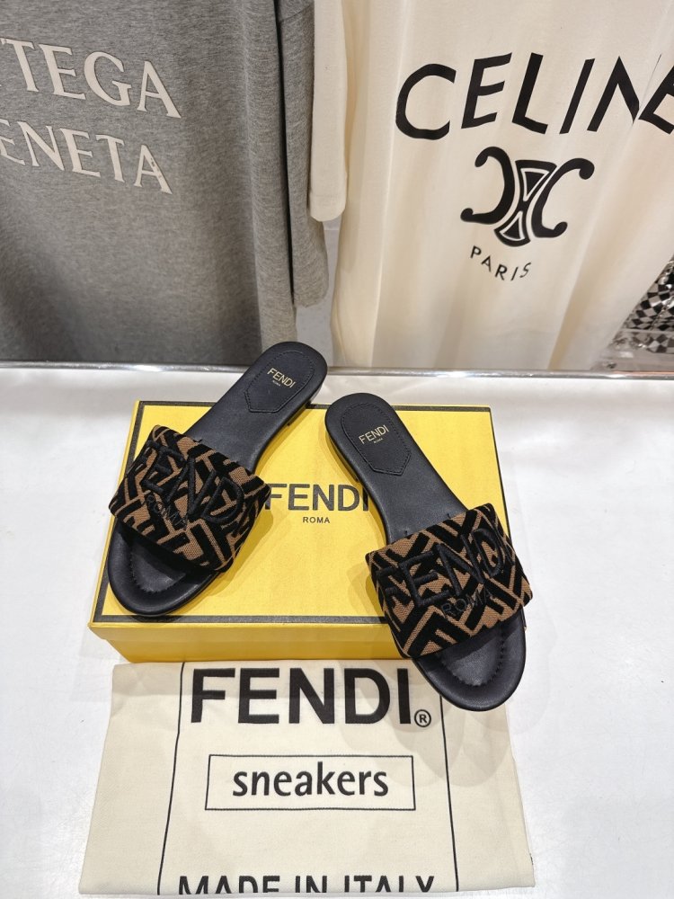 Шлепанцы женские фото 2