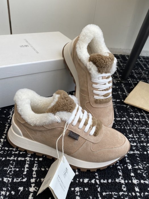 Sneakers women's on fur фото 3