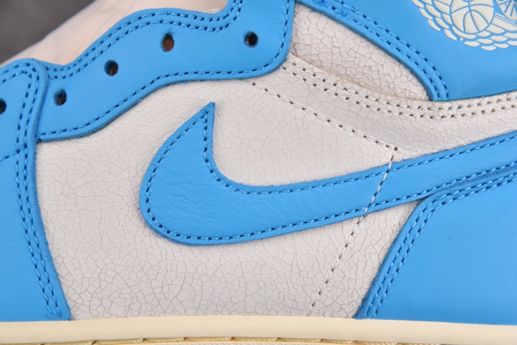 Кроссовки Air Jordan 1 Retro High OG UNC Reimagined фото 12