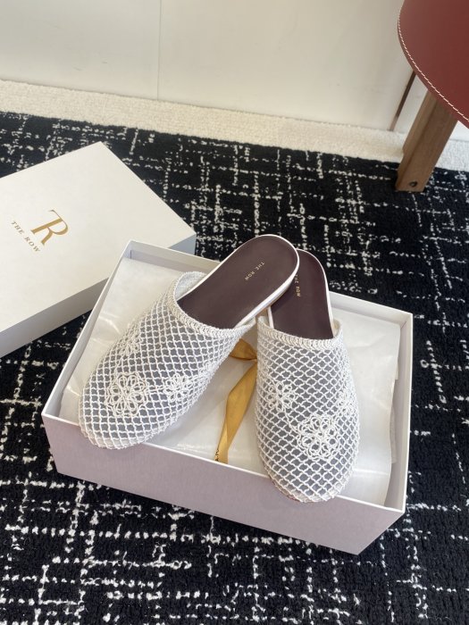 Шлепанцы женские фото 5