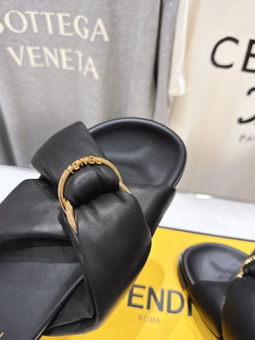 Шлепанцы женские фото 7