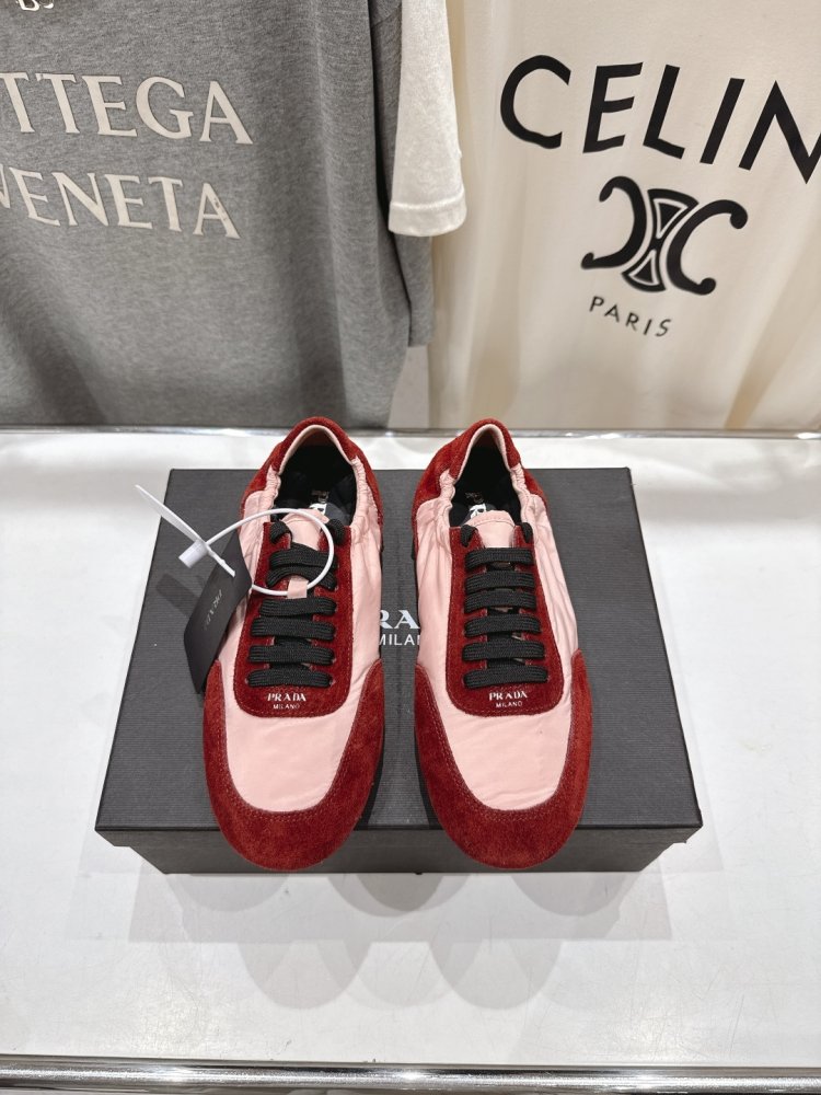 Кросівки жіночі