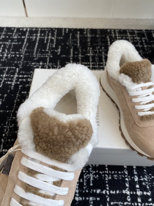 Sneakers women's on fur фото 7