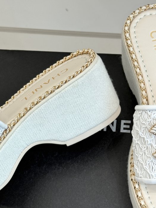 Шлепанцы женские фото 6