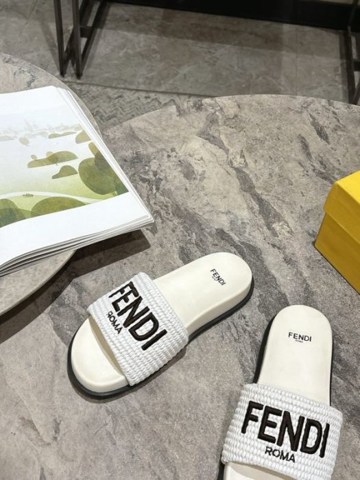 Шлепанцы женские фото 4