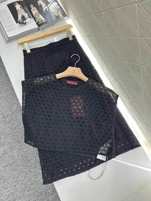 Костюм жіночий