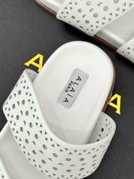 Шлепанцы женские фото 8