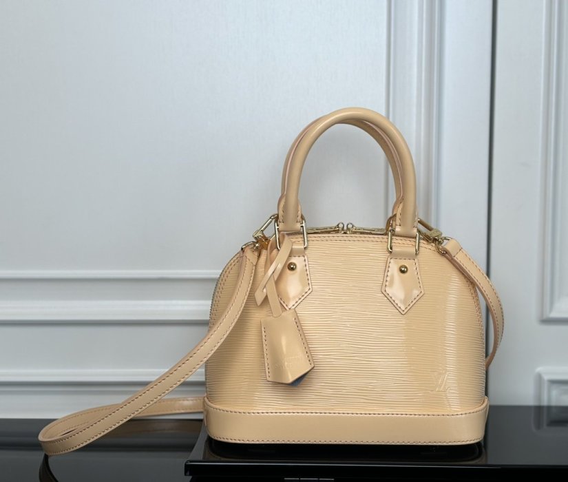 A bag women's Alma BB 23 cm