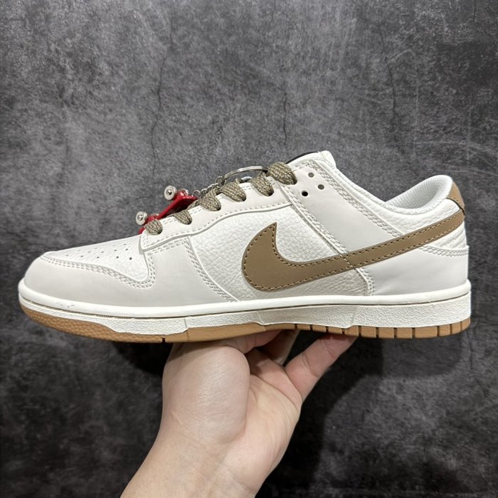 Sneakers SB Dunk Low x Supreme фото 2