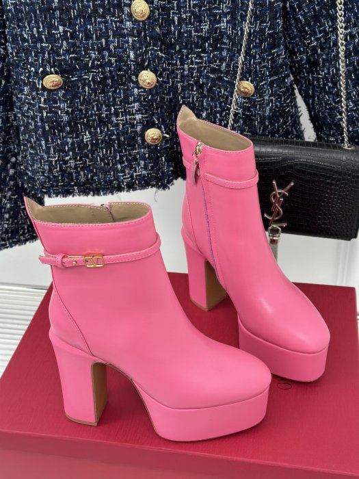 Ankle boots on high heel and platform фото 3