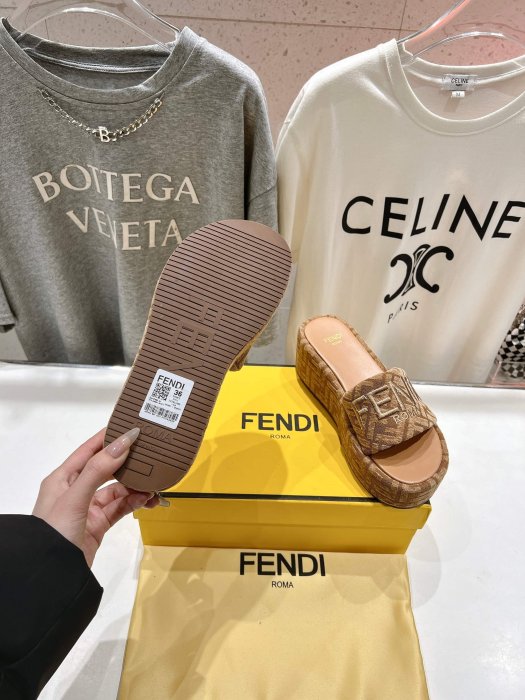 Шлепанцы фото 9