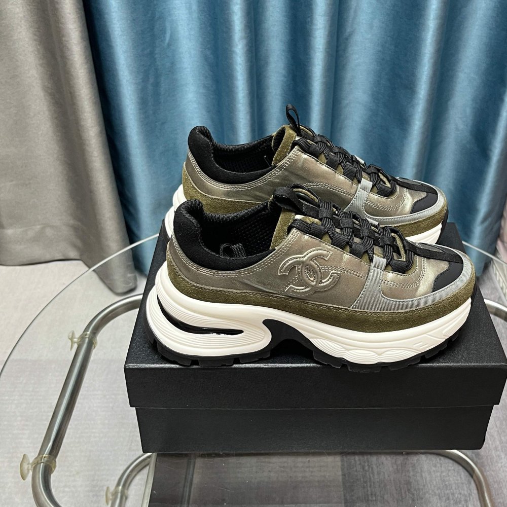 Кроссовки женские