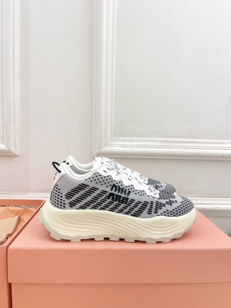 Кроссовки женские фото 2