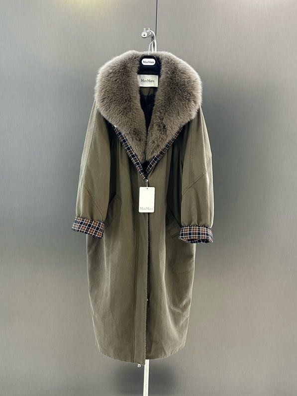 Long jacket on feathers from collar of fox fur