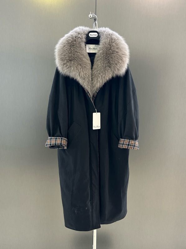 Long jacket on feathers from collar of fox fur
