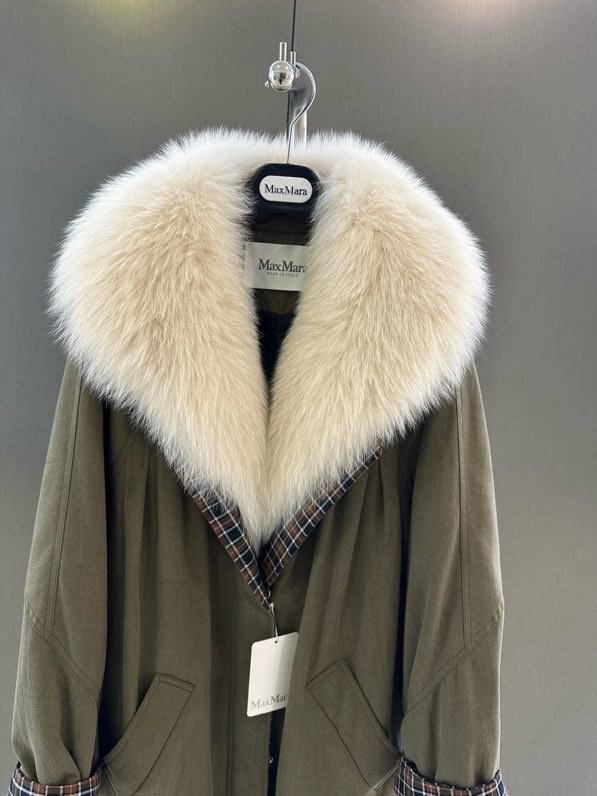Long jacket on feathers from collar of fox fur фото 2