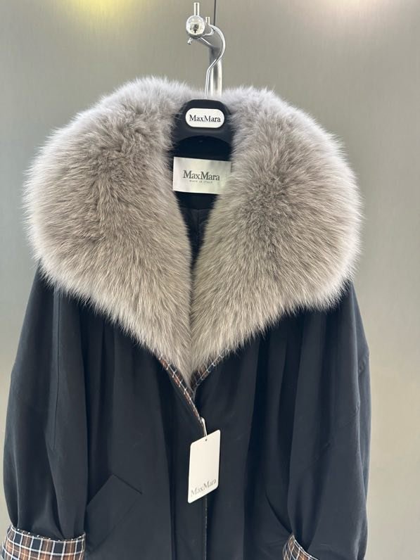 Long jacket on feathers from collar of fox fur фото 2
