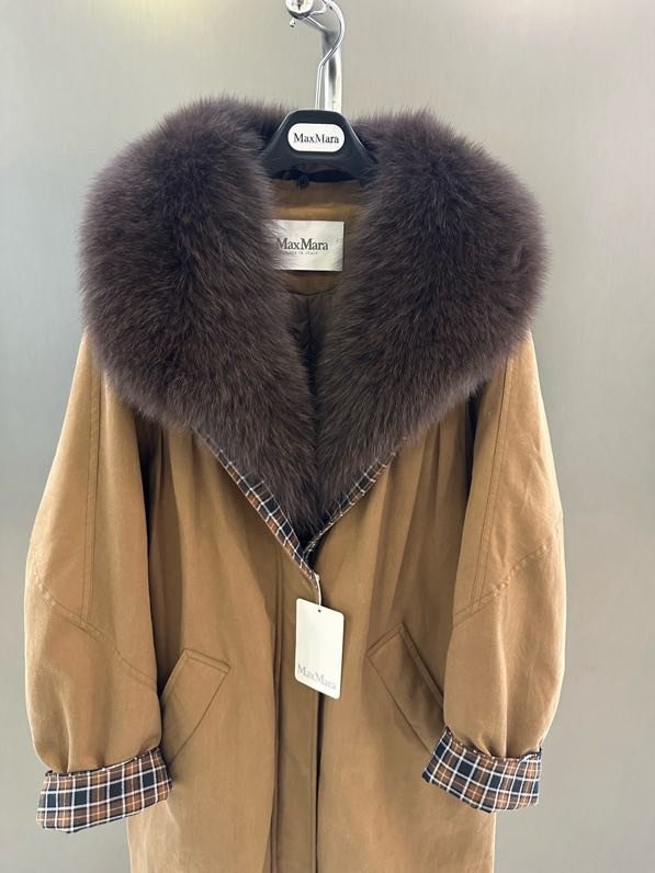 Long jacket on feathers from collar of fox fur фото 2