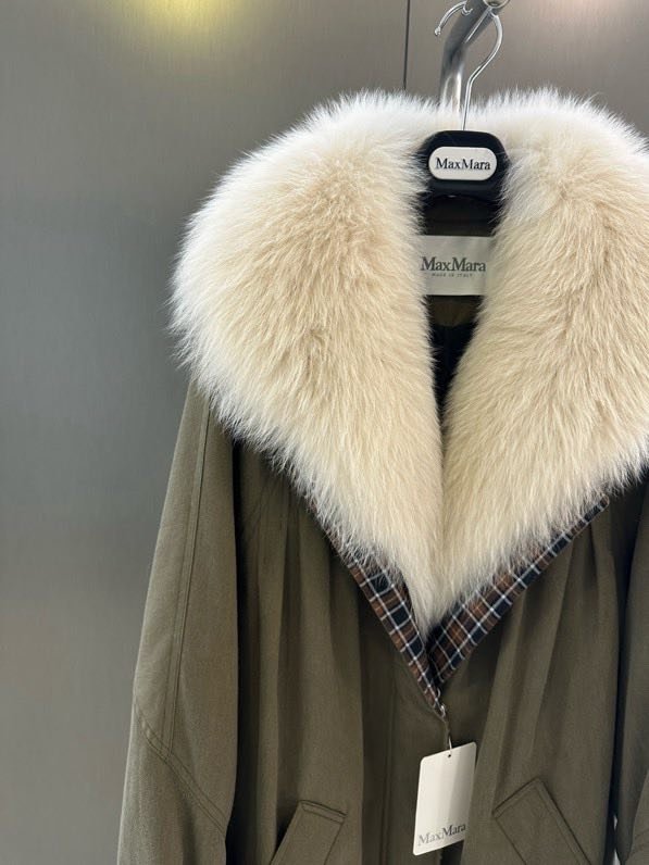 Long jacket on feathers from collar of fox fur фото 3