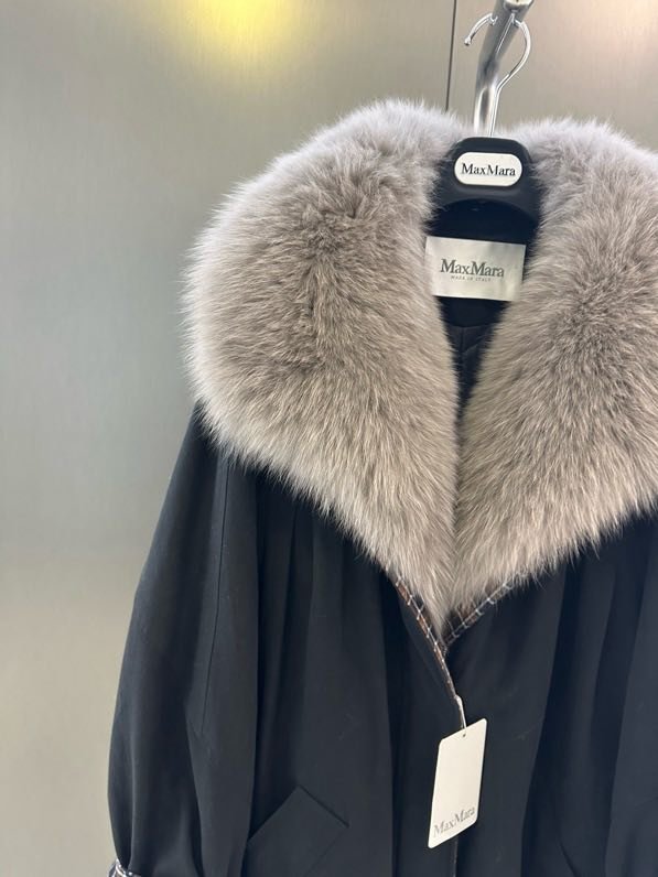 Long jacket on feathers from collar of fox fur фото 3