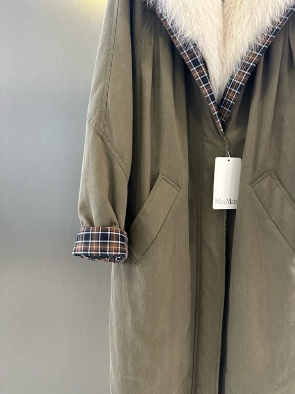 Long jacket on feathers from collar of fox fur фото 4