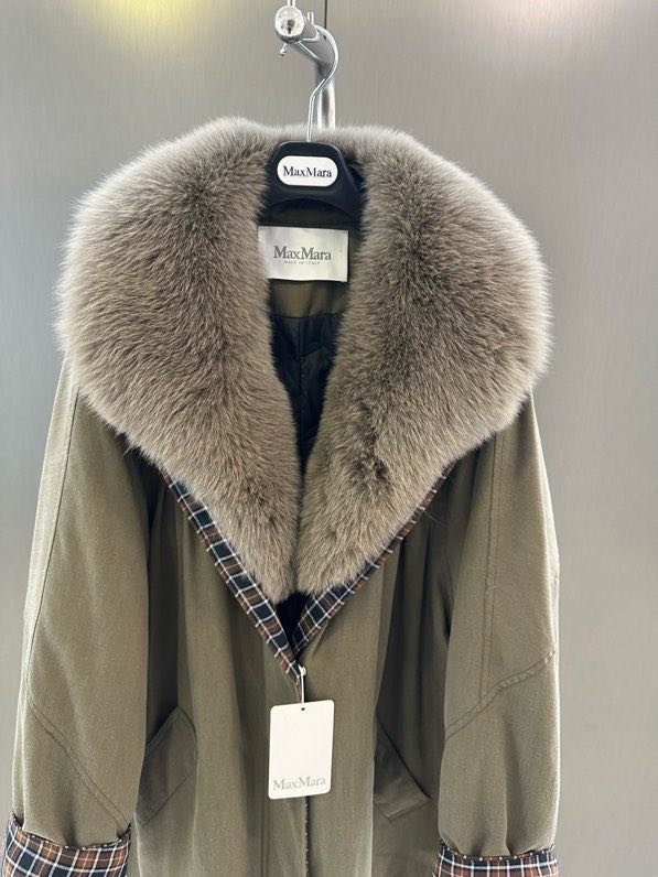 Long jacket on feathers from collar of fox fur фото 4