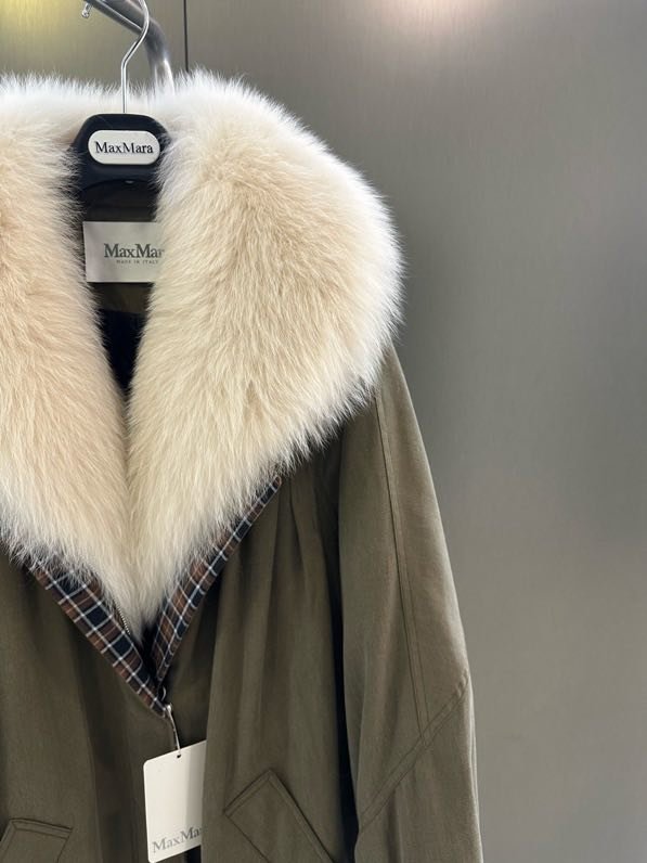 Long jacket on feathers from collar of fox fur фото 5