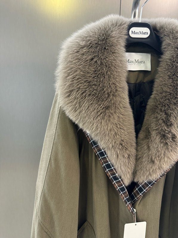 Long jacket on feathers from collar of fox fur фото 5