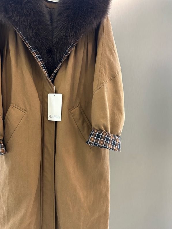 Long jacket on feathers from collar of fox fur фото 5