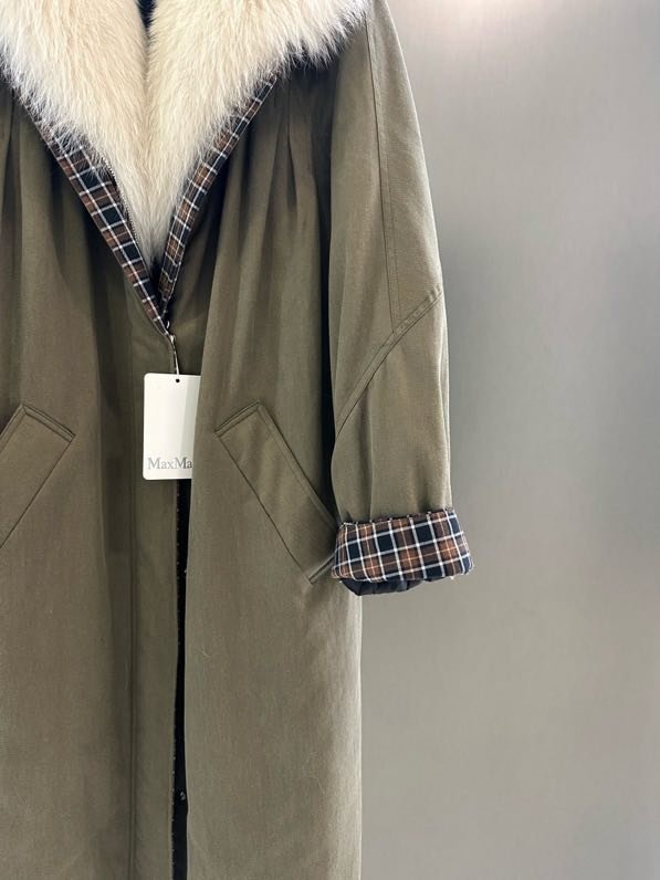 Long jacket on feathers from collar of fox fur фото 6