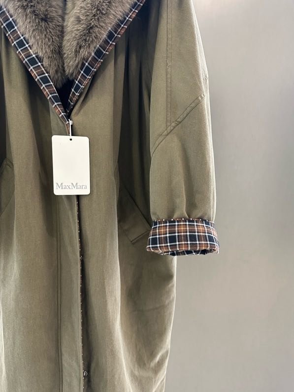 Long jacket on feathers from collar of fox fur фото 6