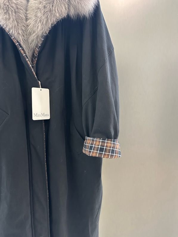 Long jacket on feathers from collar of fox fur фото 6