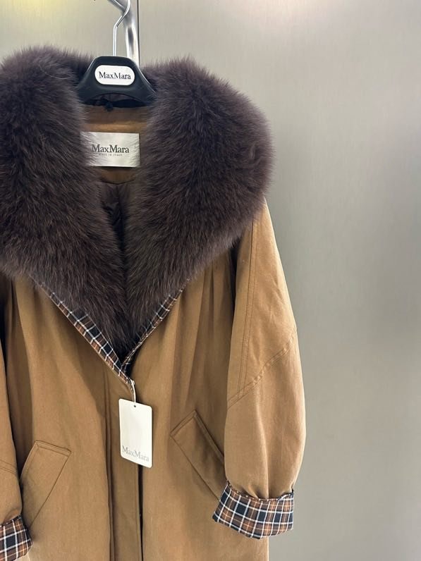 Long jacket on feathers from collar of fox fur фото 6