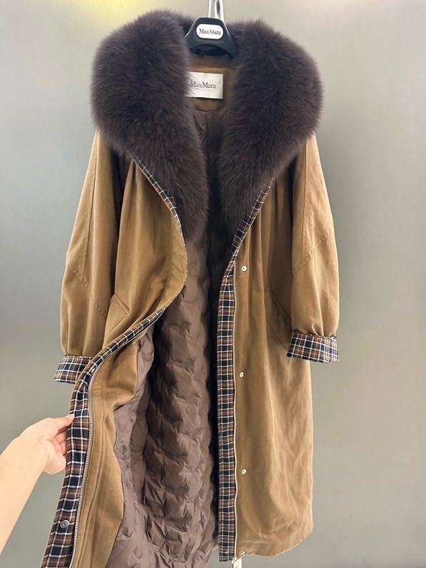 Long jacket on feathers from collar of fox fur фото 9