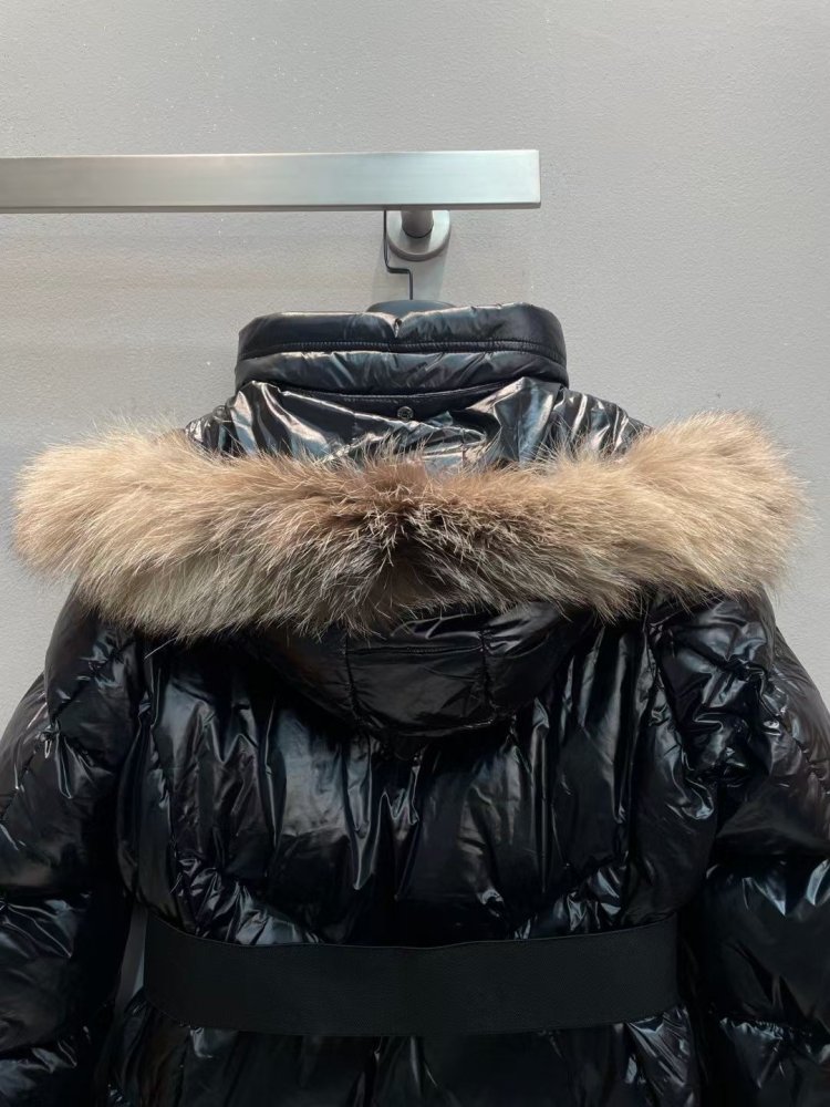 Длинная куртка пуховик с большим воротником из лисьего меха фото 8