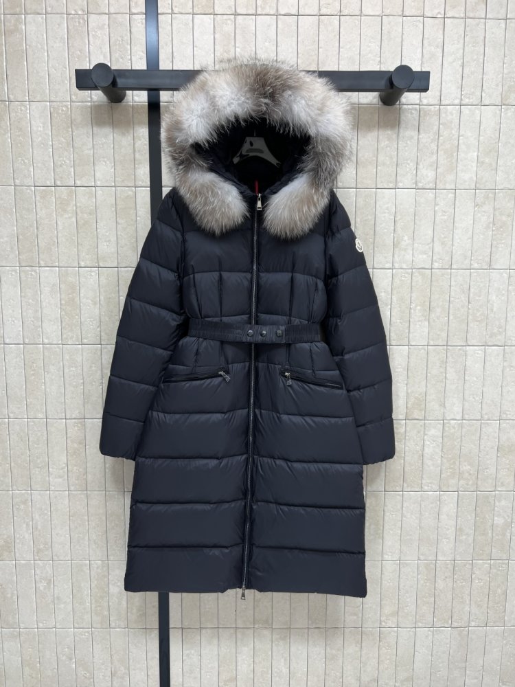 Длинная куртка пуховик с капюшоном и меховым воротником