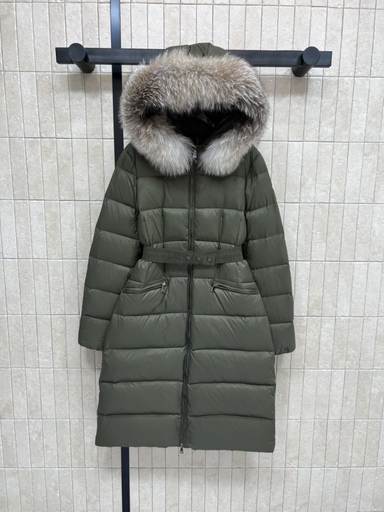 Длинная куртка пуховик с капюшоном и меховым воротником