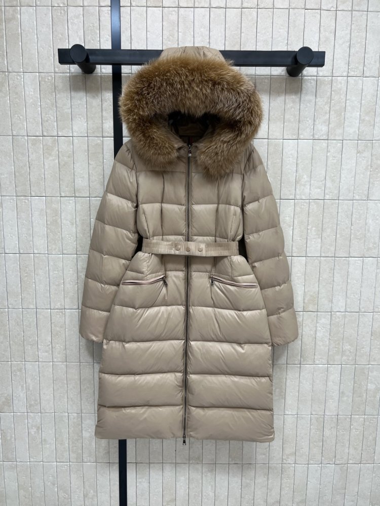 Длинная куртка пуховик с капюшоном и меховым воротником