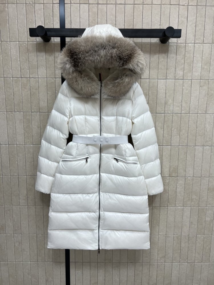 Длинная куртка пуховик с капюшоном и меховым воротником