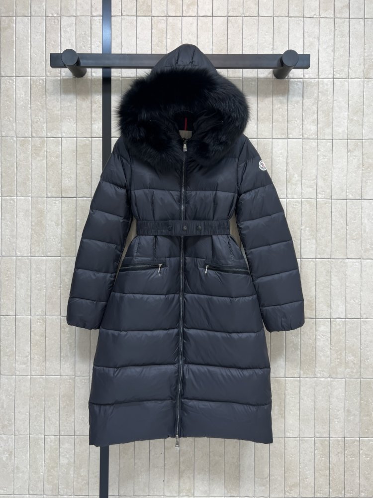 Длинная куртка пуховик с капюшоном и меховым воротником