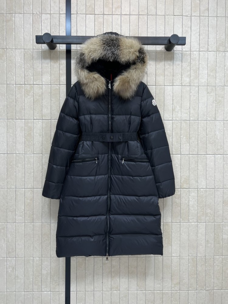 Длинная куртка пуховик с капюшоном и меховым воротником