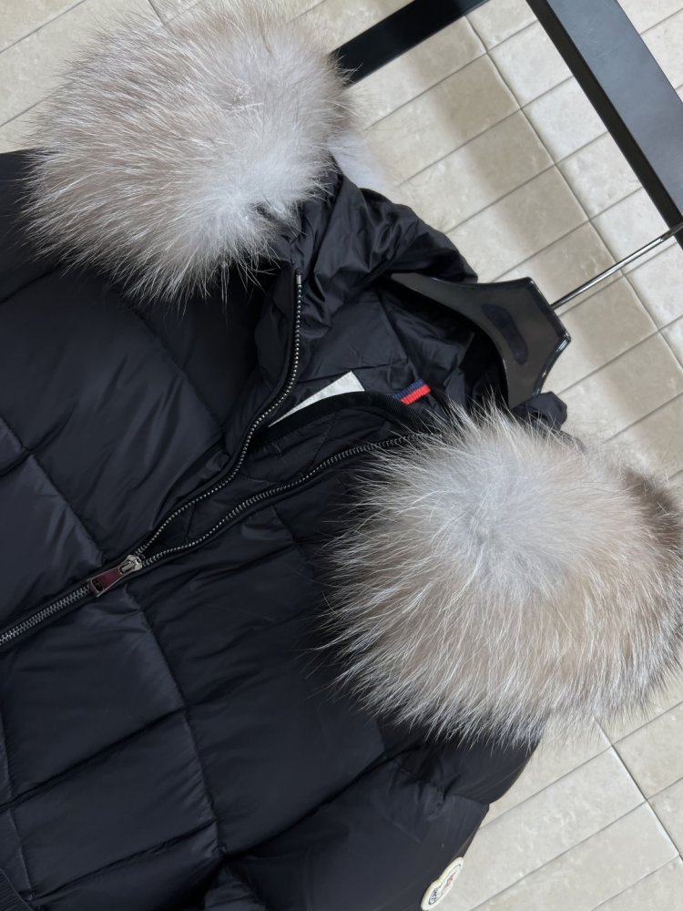 Длинная куртка пуховик с капюшоном и меховым воротником фото 2