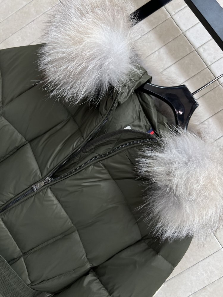 Длинная куртка пуховик с капюшоном и меховым воротником фото 2