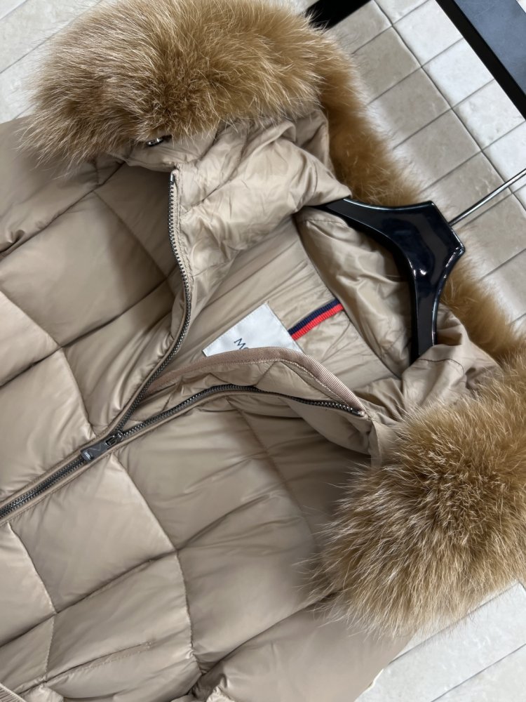 Длинная куртка пуховик с капюшоном и меховым воротником фото 2