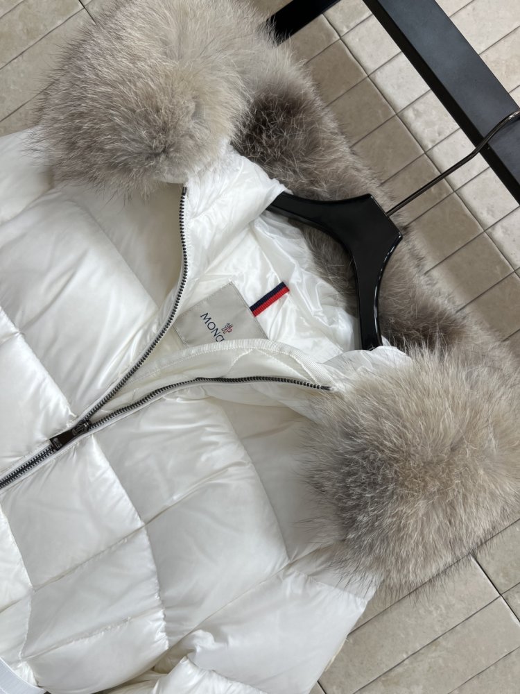 Длинная куртка пуховик с капюшоном и меховым воротником фото 2